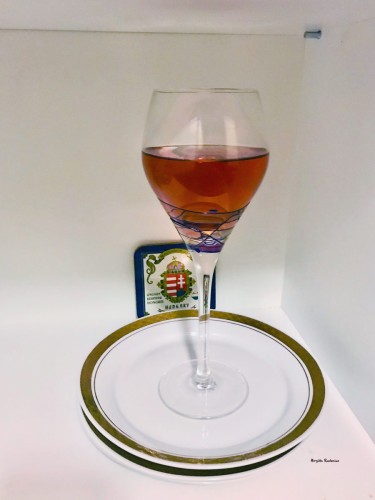 A glass of Kekfrankos Rosé.